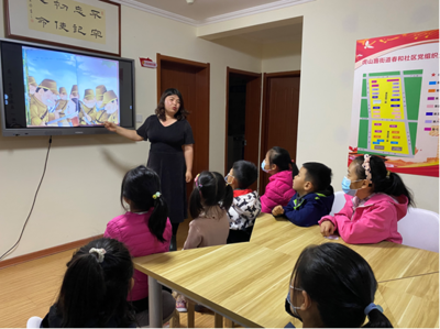 李沧区爱心托管驿站 红色绘本润童心，薪火相传育新人